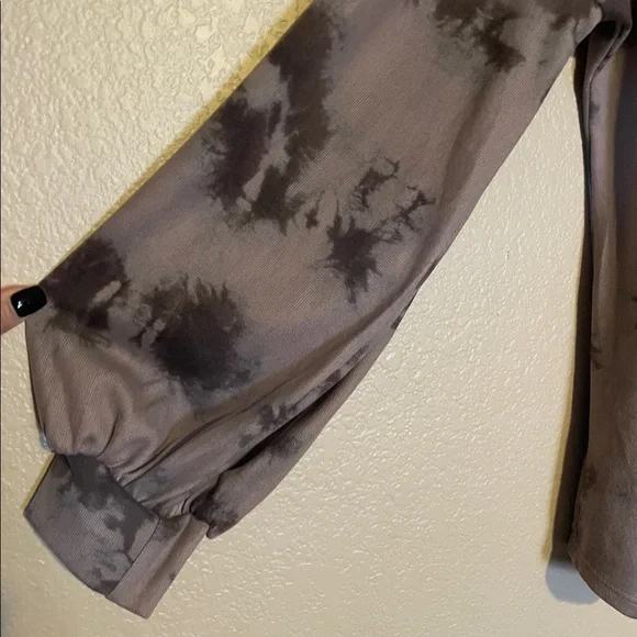 VIAMOR LONG SLEEVE TOP - Picture 2 of 4